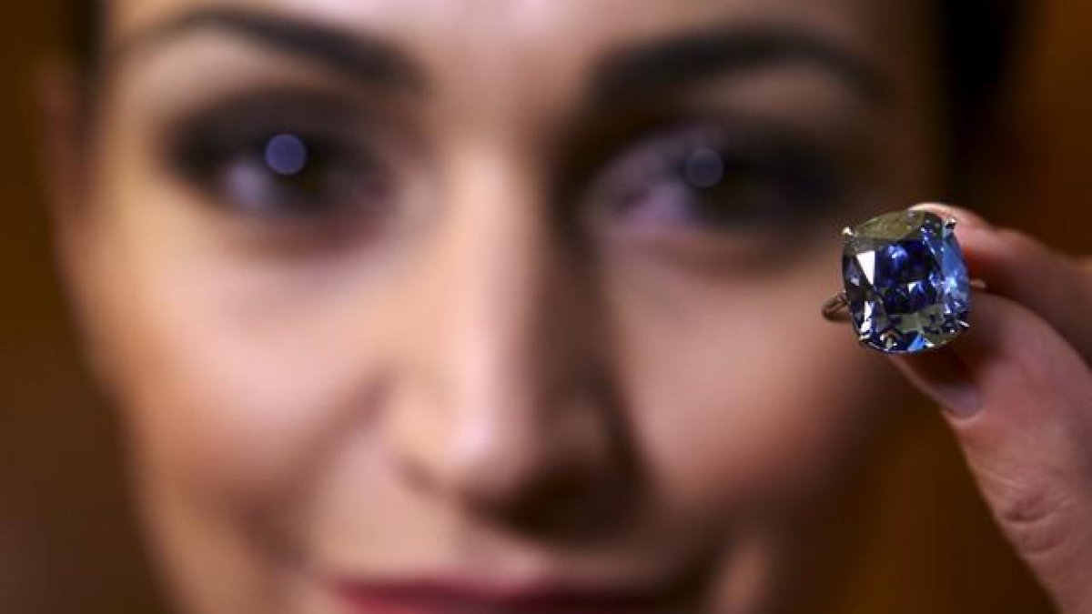 Una modelo posa con el diamante 'Blue Moon', ahora 'Blue Moon Josephine', en la casa de subastas Sotheby's, en Ginebra.-DENIS BALIBOUSE / REUTERS