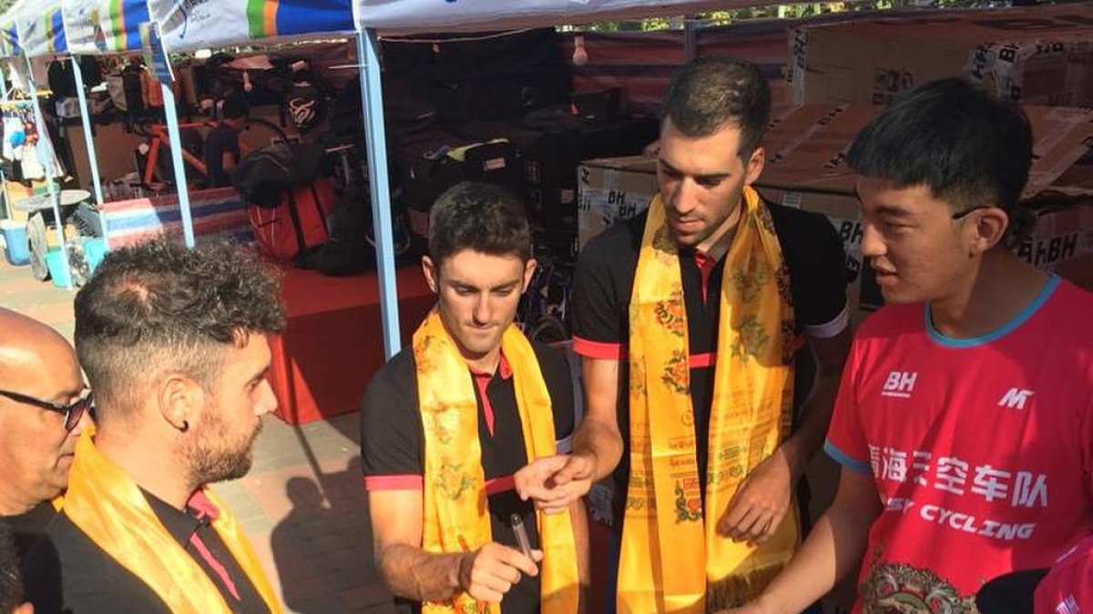 El burgalés Adrián González se dispone a firmar una camiseta en la fábrica de BH en China.-