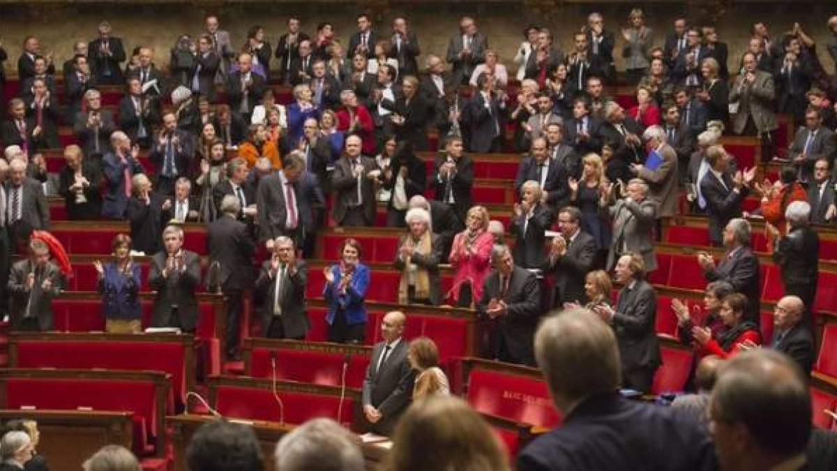 Los parlamentarios franceses aplauden tras el voto a favor del Estado palestino, este martes en París.-Foto: AP / MICHEL EULER