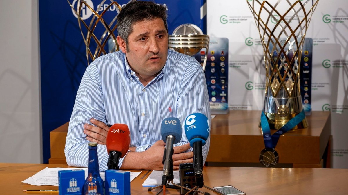 AlbanoMartínez, director deportivo y gerente delHereda San Pablo Burgos, durante una rueda de prensa. SANTI OTERO