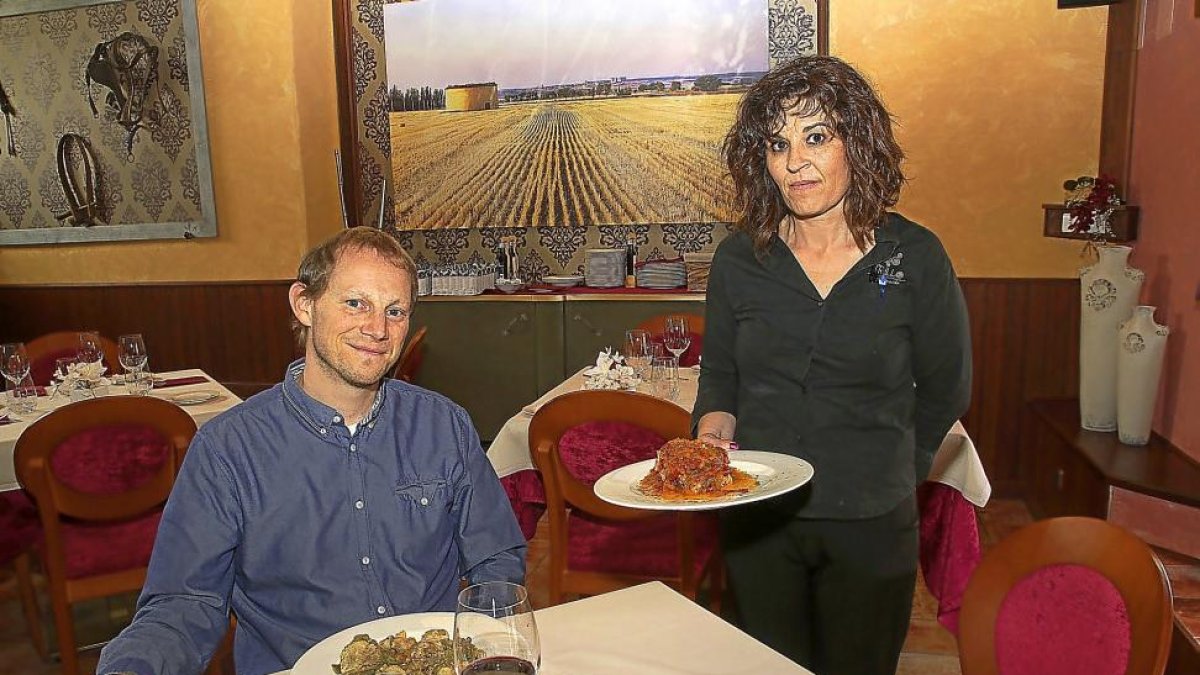 CERRATO. El escritor Asier Aparicio se dispone a disfrutar de los productos del Cerrato en el restaurante rillo.-BRÁGIMO