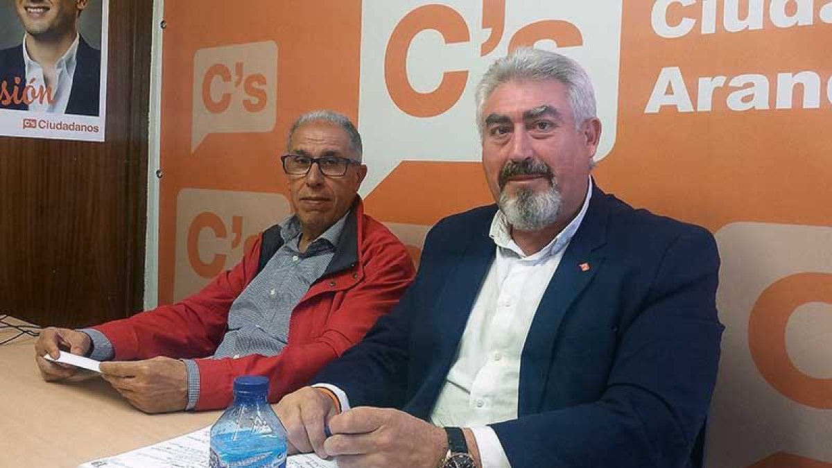 El alcalde de Peñaranda (izq) junto al procurador José Ignacio Delgado.-L. V.