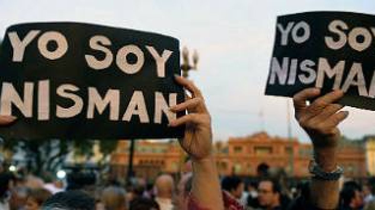 Carteles en apoyo del fiscal Alberto Nisman, durante una concentración para reclamar que se aclare su muerte, este lunes en Buenos Aires.-Foto: AFP / ALEJANDRO PAGNI