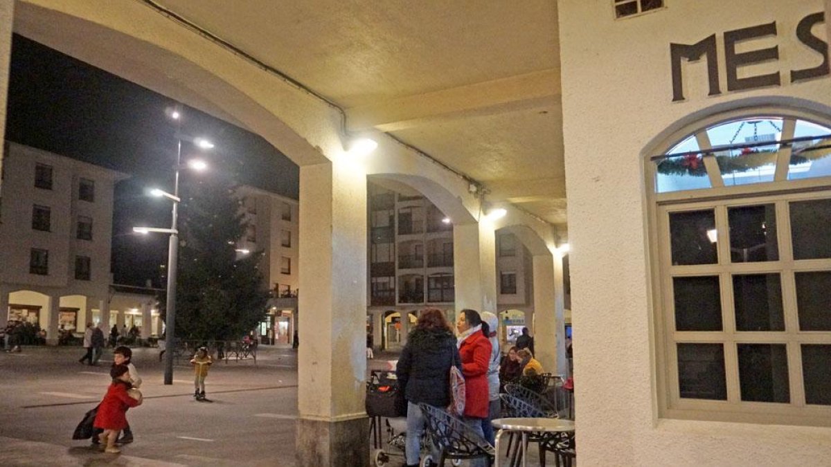 Medina de Pomar se quedó en la tarde de ayer a oscuras para mostrar cómo se verían las calles sin comercios...-ECB