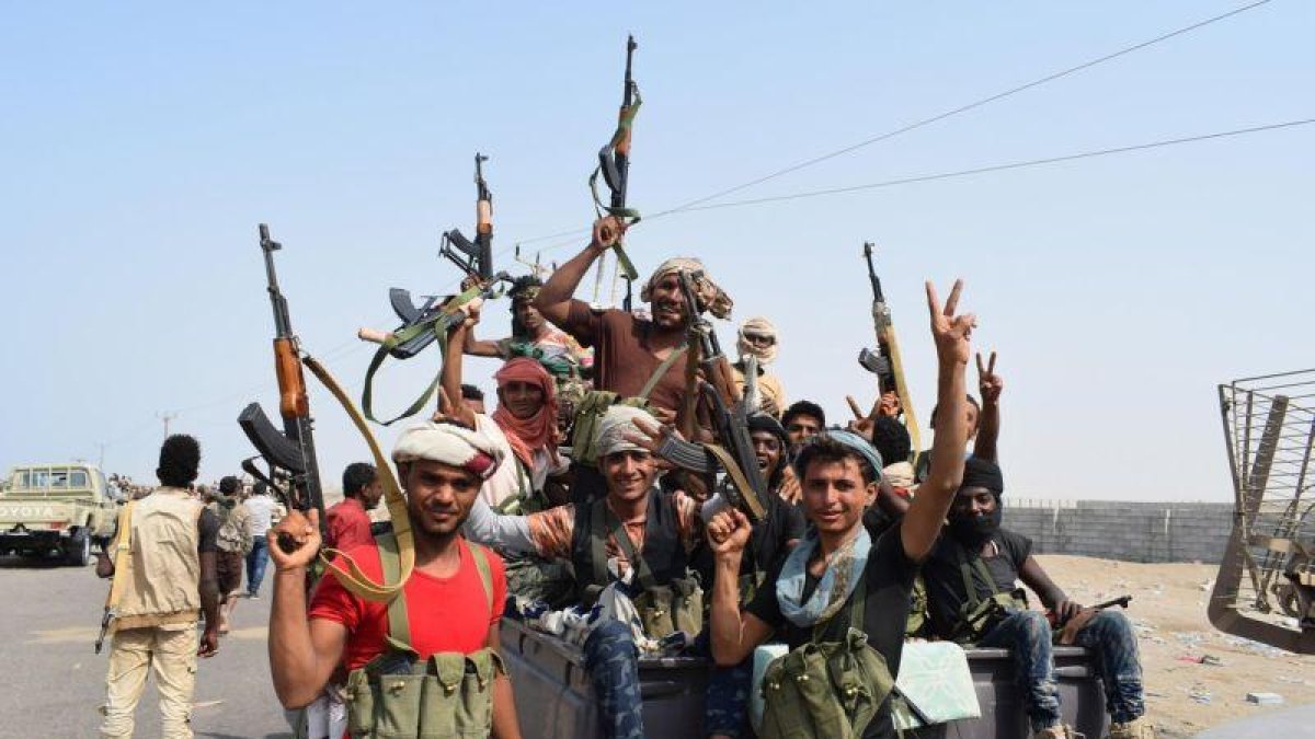 Fuerzas gubernamentales yemenies participan en toma de posiciones en la ciudad portuaria de Al Hudeida en el oeste del Yemen-EPA