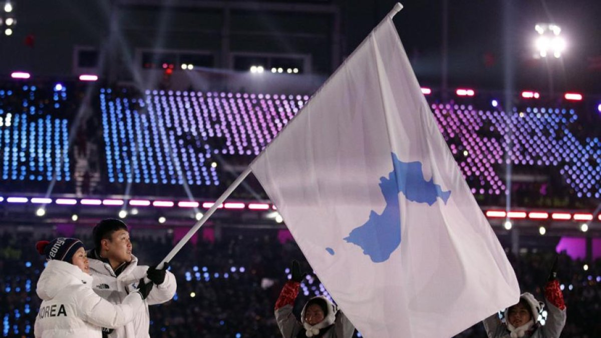 Las dos coreas desfilan bajo una misma bandera en la inauguración de los JJOO.-JAE C. HONG (AP)
