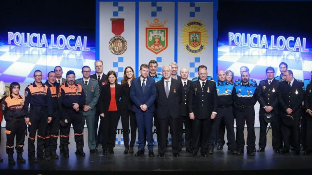 Autoridades municipales y de la Policía Local con los agentes, mandos de otros cuerpos y ciudadanos reconocidos por su trabajo hacia los demás.-RAÚL G. OCHOA
