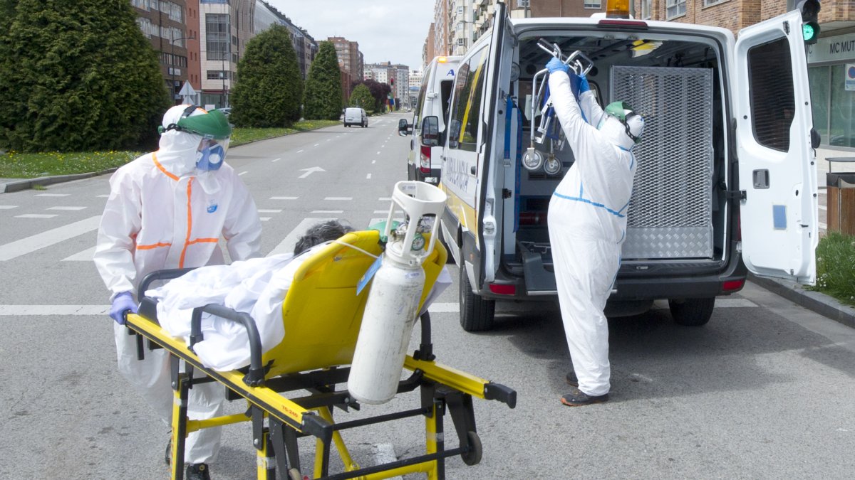 Traslado de un paciente en ambulancia. ISRAEL L. MURILLO
