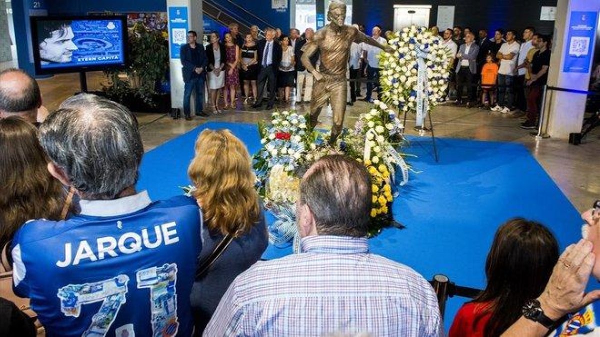 Ofrenda floral en memoria de Jarque, este jueves en la puerta 21 del RCDE Stadium.-JORDI COTRINA