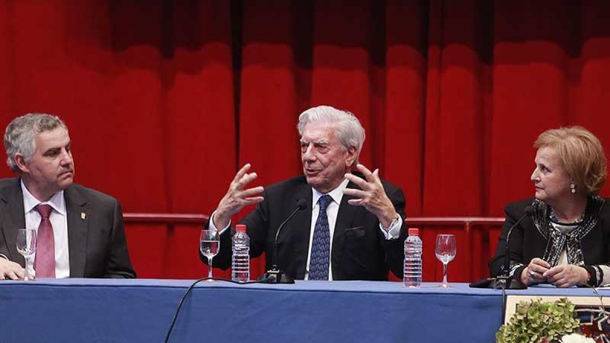 Vargas Llosa en un momento del encuentro con los ciudadanos.-RAÚL G. OCHOA