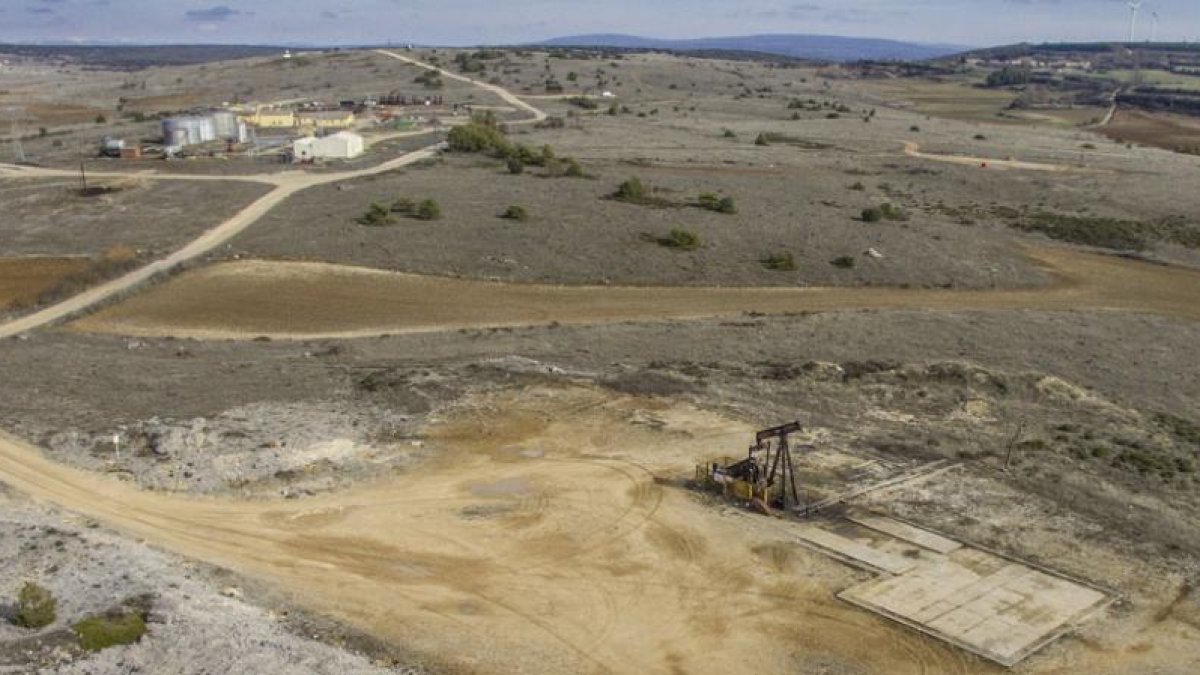 Los caballitos que hasta hace poco extraían petróleo se encuentran cerrados a la espera de que el Ministerio de Energía resuelva el futuro de los yacimientos.-ISRAEL L. MURILLO