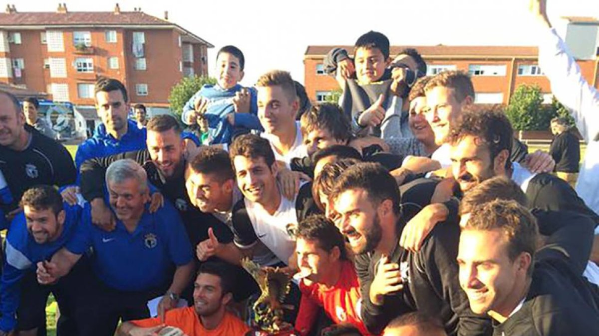 La plantilla del BurgosCF posa con el Trofeo de La Galleta conquistado ayer en Aguilar de Campoo.-TWITTER/ BURGOS CF