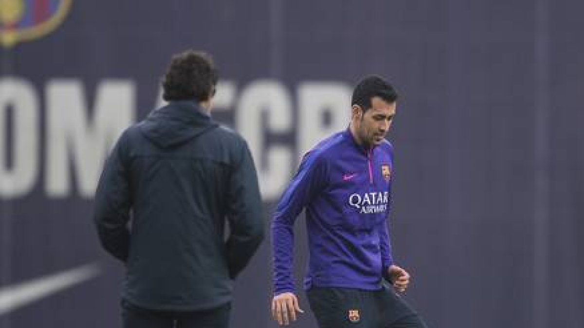 Busquets toca el balón durante la sesion preparatoria previa al clásico.-Foto: JORDI COTRINA
