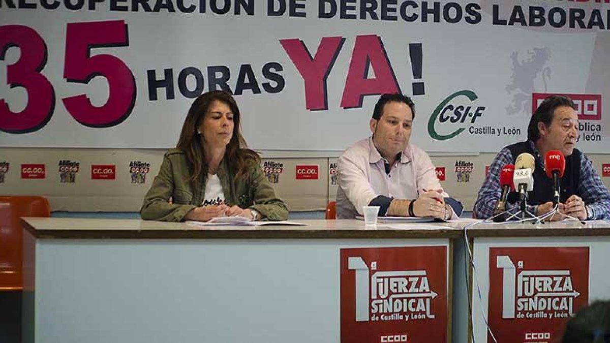 Silivia Cámara (CSI-F), Joaquín Porres (UGT) y Marcos Citores (CCOO), durante la rueda de prensa de ayer.-SERGIO ISAR