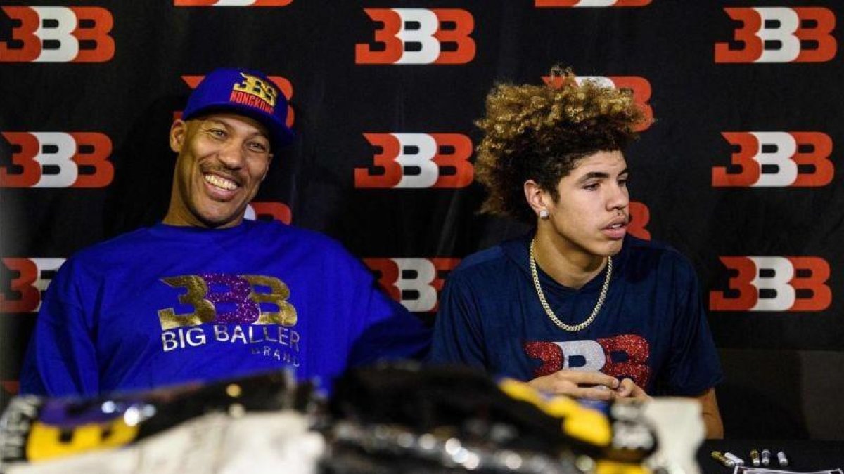 LaVar Ball, con su hijo LiAngelo en Hong Kong.-AFP / ANTHONY WALLACE