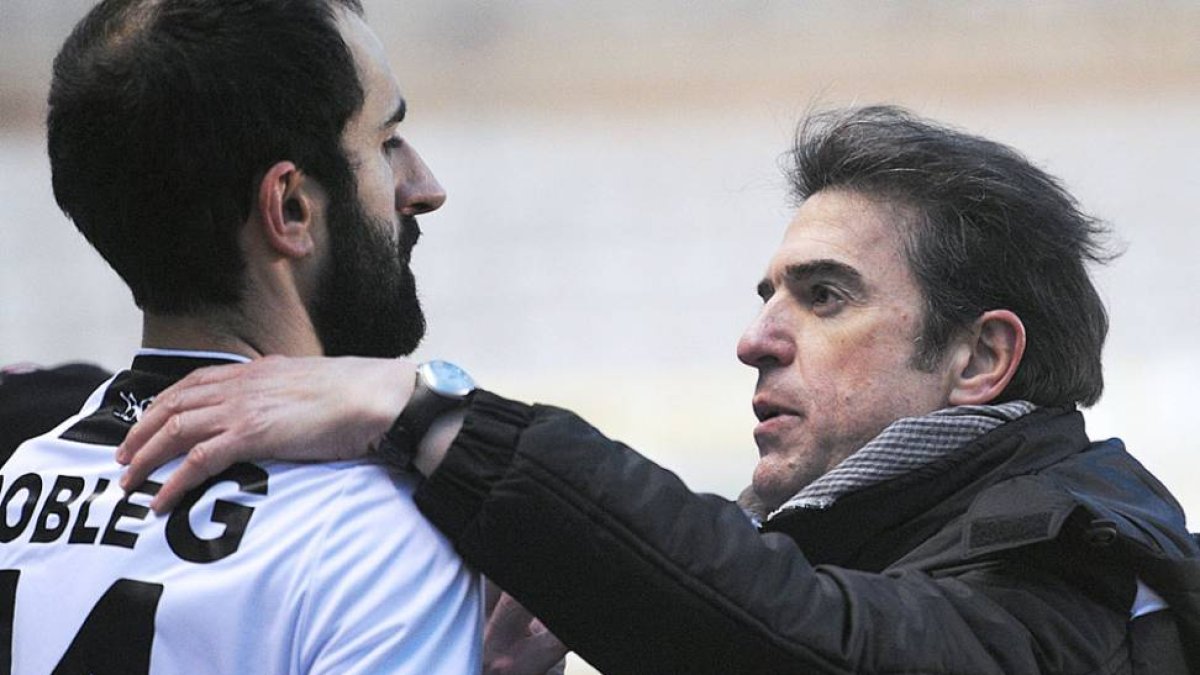Gonzalo Arconada da instrucciones a Beñat, que sustituyó a Jorge Sáez.-ISRAEL L. MURILLO
