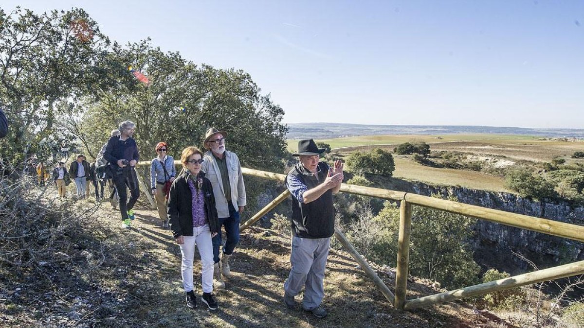 En primer lugar, Miguel Ángel Pinto, durante el paseo inaugural por el sendero.-ISRAEL L. MURILLO