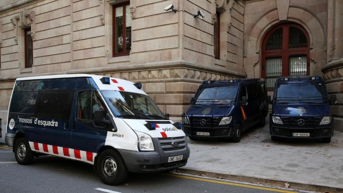 Furgonetas de los Mossos de Esquadra y de la Policía Nacional en Barcelona.-RICARD CUGAT