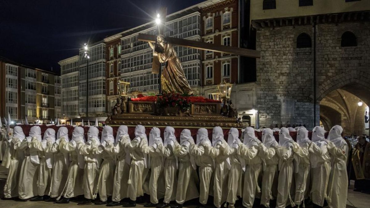 Los cofrades cargan a hombros el paso de Jesús con la Cruz a cuestas en la procesión del pasado jueves.-SANTI OTERO