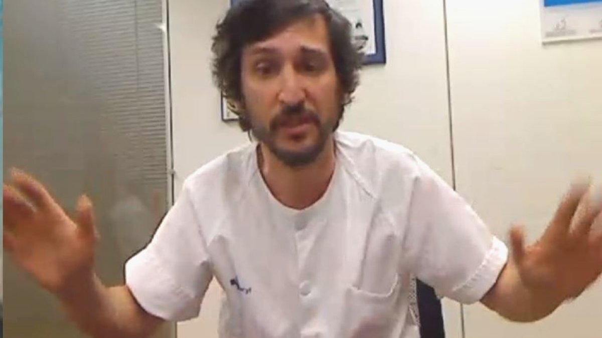 El doctor Luis Buzón,  jefe de servicio de Medicina Intensiva y especialista en enfermedades infecciosas del HUBU durante la vídeoconferencia con los medios. ECB
