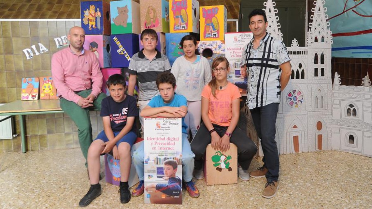 Alberto Mollón (izquierda) y Pablo González (derecha) junto a los cinco alumnos ganadores creadores del corto que se ha hecho con el segundo puesto en el certamen.-ISRAEL L. MURILLO