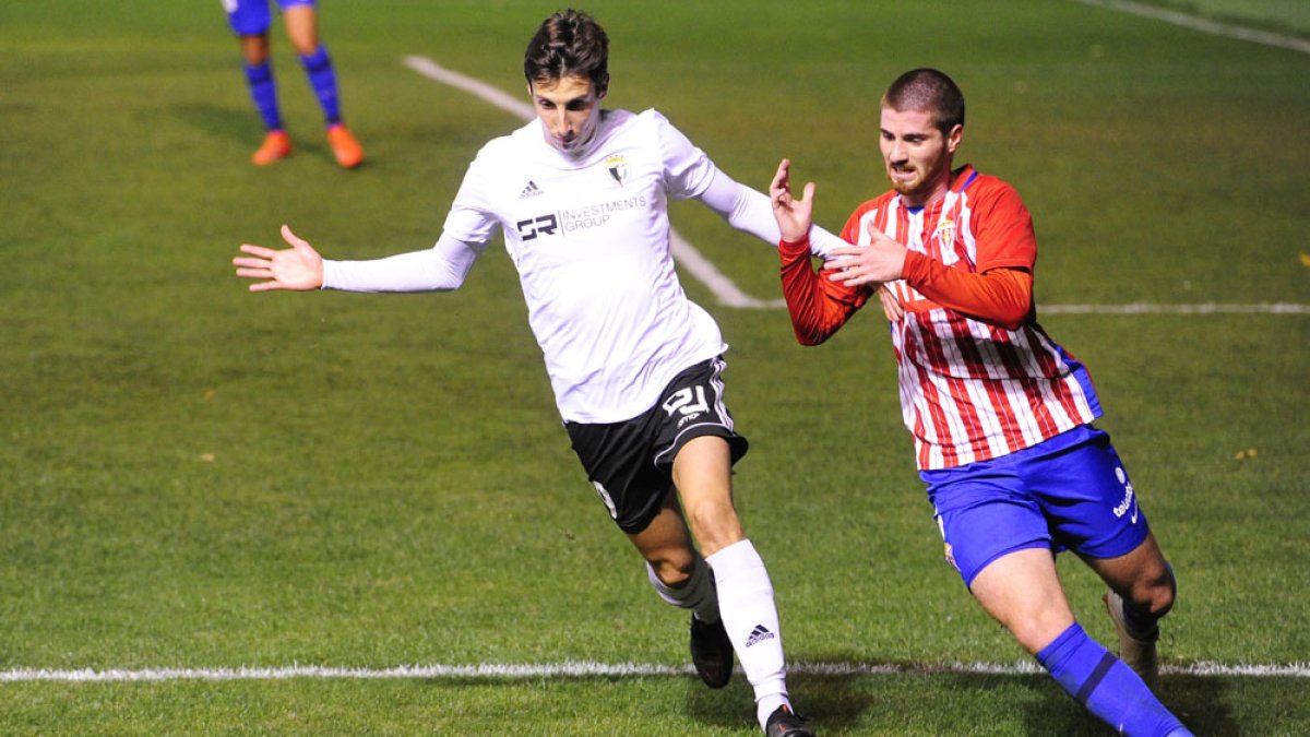 Guillermo trata de zafarse del marcaje de un defensor del Sporting de Gijón B. ISRAEL L. MURILLO