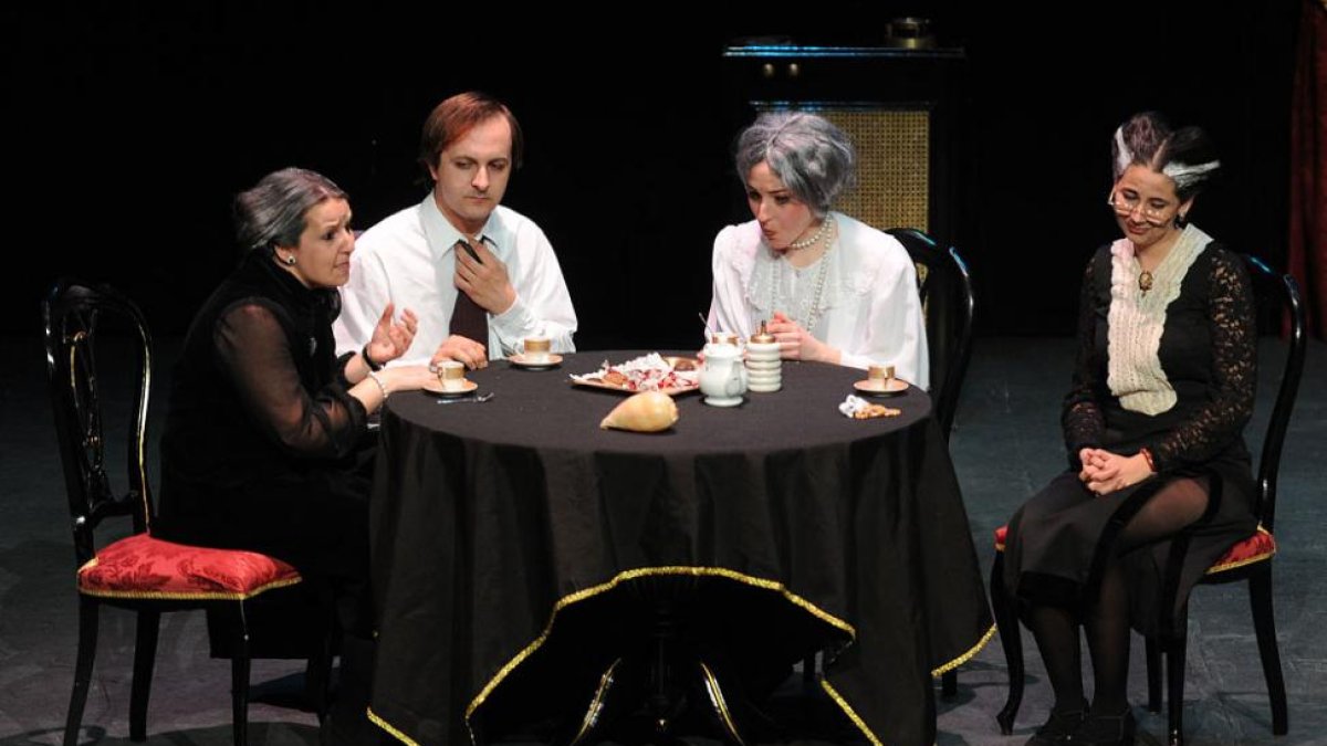 La Roulotte estrenó ‘Maribel y la extraña familia’ en el Teatro Principal el 25 de marzo de 2012 y ya ha recorrido buena parte de España.-Israel L. Murillo