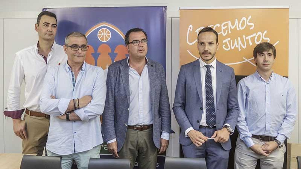 Varios componentes de la directiva del CB Miraflores durante la rueda de prensa de ayer-Santi Otero