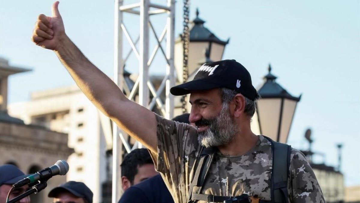 El líder opositor armenio, Nikol Pashinyan, durante una de las manifestaciones en Yereván.-/ REUTERS / GLEB GARANICH