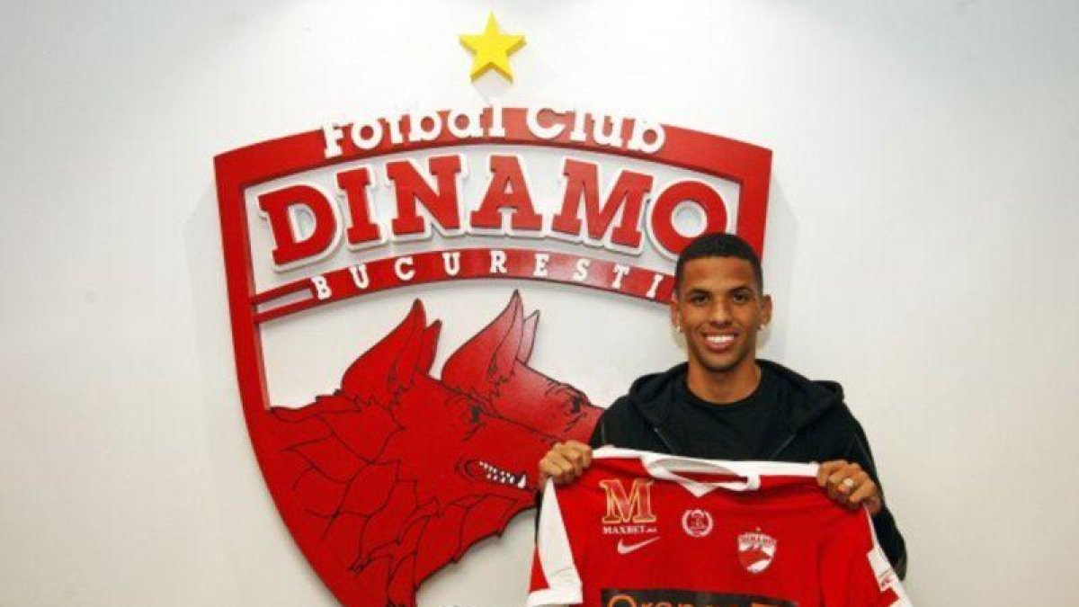 Rivaldinho, con su nueva camiseta.-TWITTER