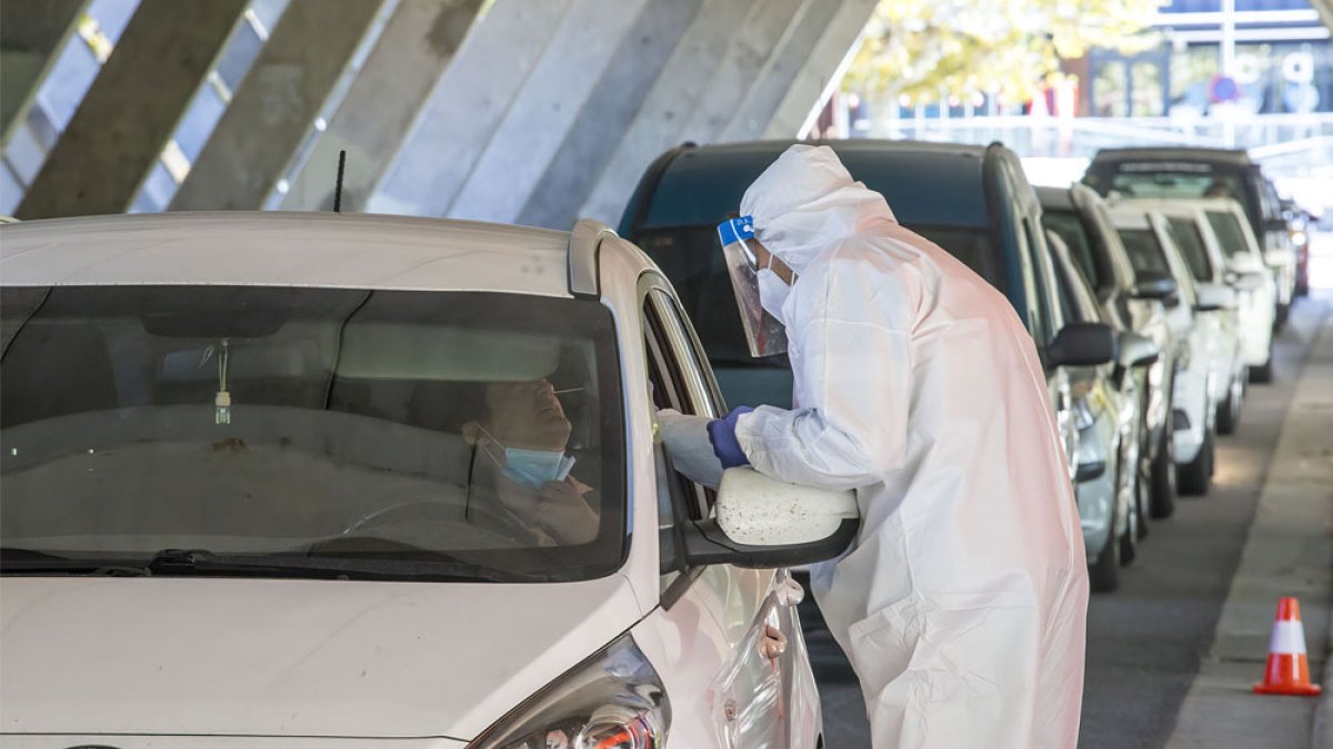 El Covid-Car ha vuelto a desplegarse en los bajos del módulo de entrenamiento del complejo deportivo de San Amaro. SANTI OTERO