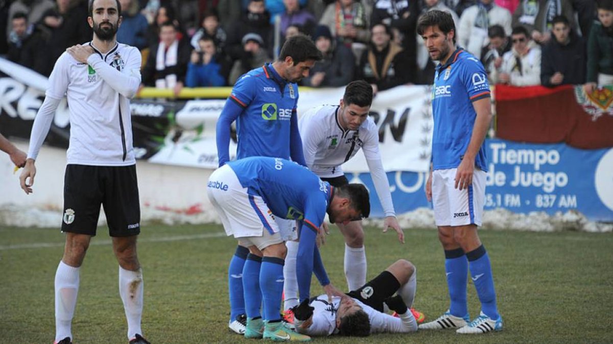 Imagen de la lesión que Álex Cruz se produjo en el choque contra el Real Oviedo.-ISRAEL L. MURILLO