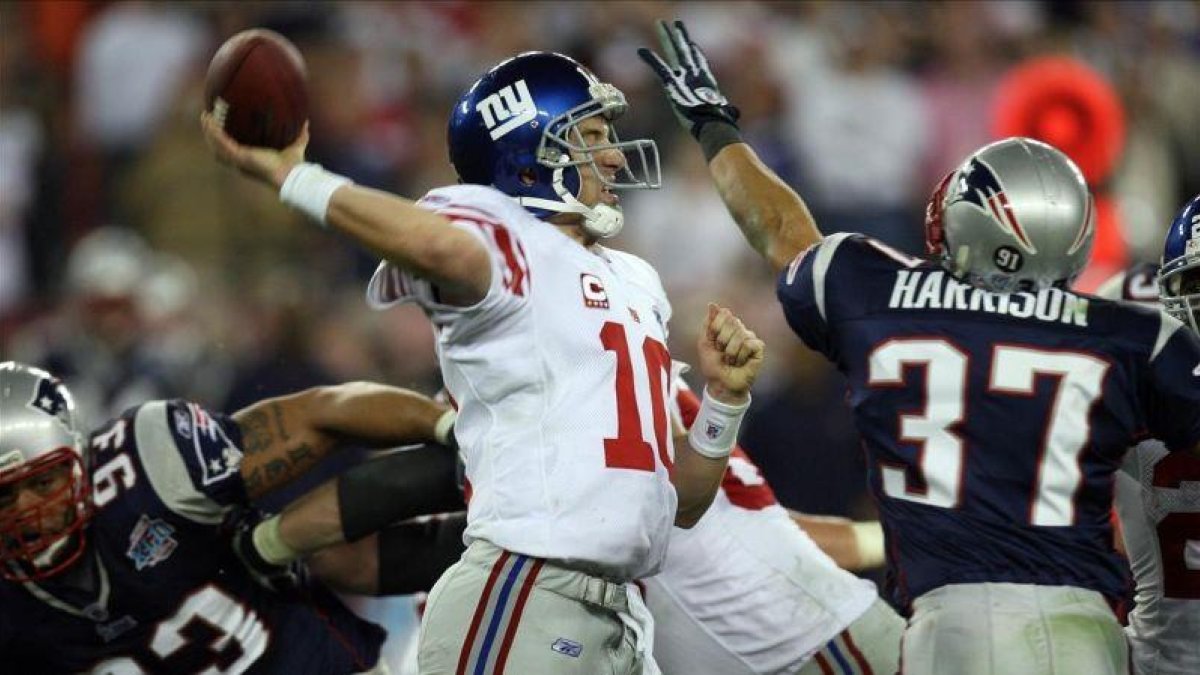 Espectacular lance en un partido de la Super Bowl, entre New York Giants y New England Patriots, en Arizona.-GABRIEL BOUYS
