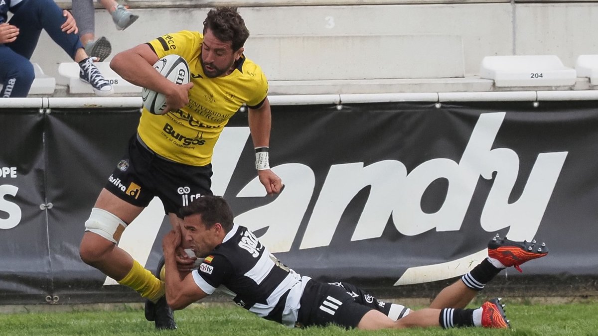 Juampi Guido fuerza la acción ofensiva en un partido ante el Chami, ECB
