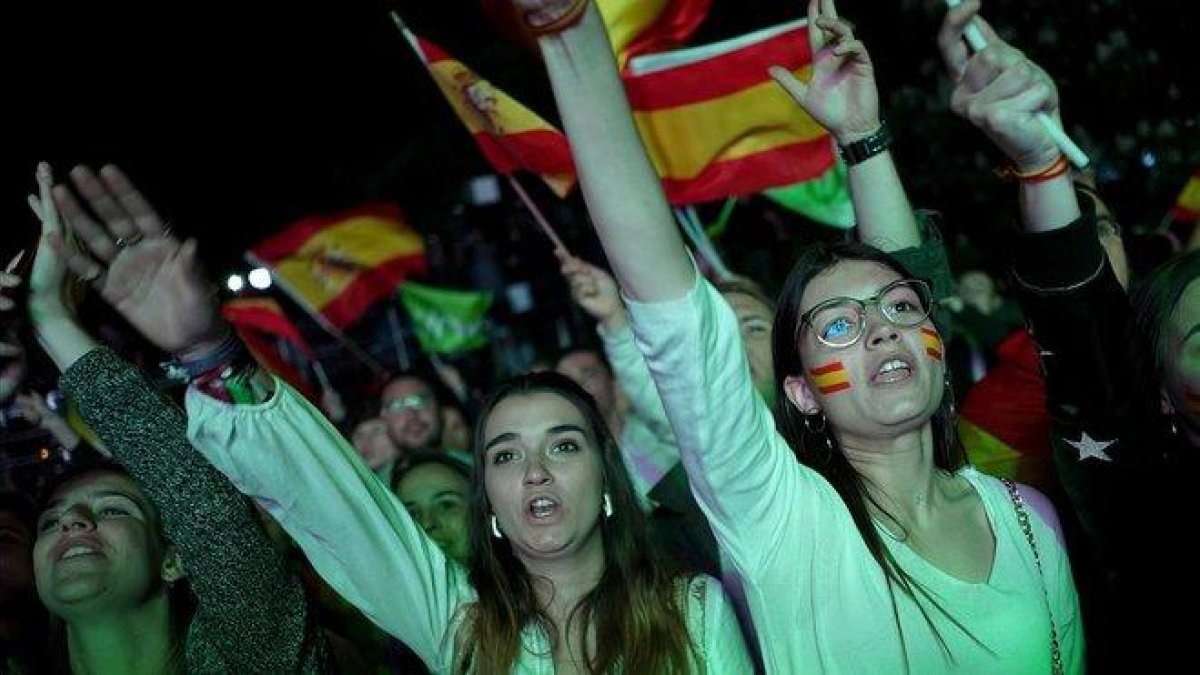 Simpatizantes de Vox escuchando las valoraciones de Santiago Abascal.-JOSÉ LUIS ROCA