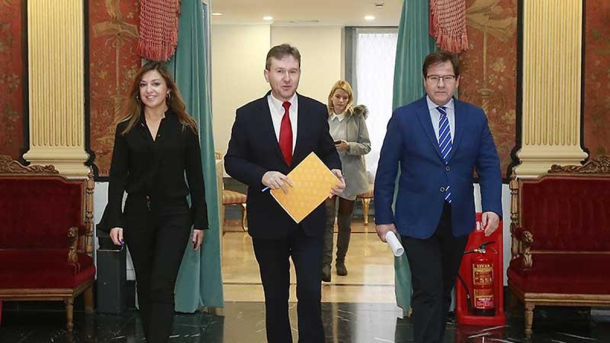 El alcalde, Javier Lacalle, hizo balance de 2017 en el Salón Rojo, acompañado por Blasco y Foronda.-RAÚL G. OCHOA