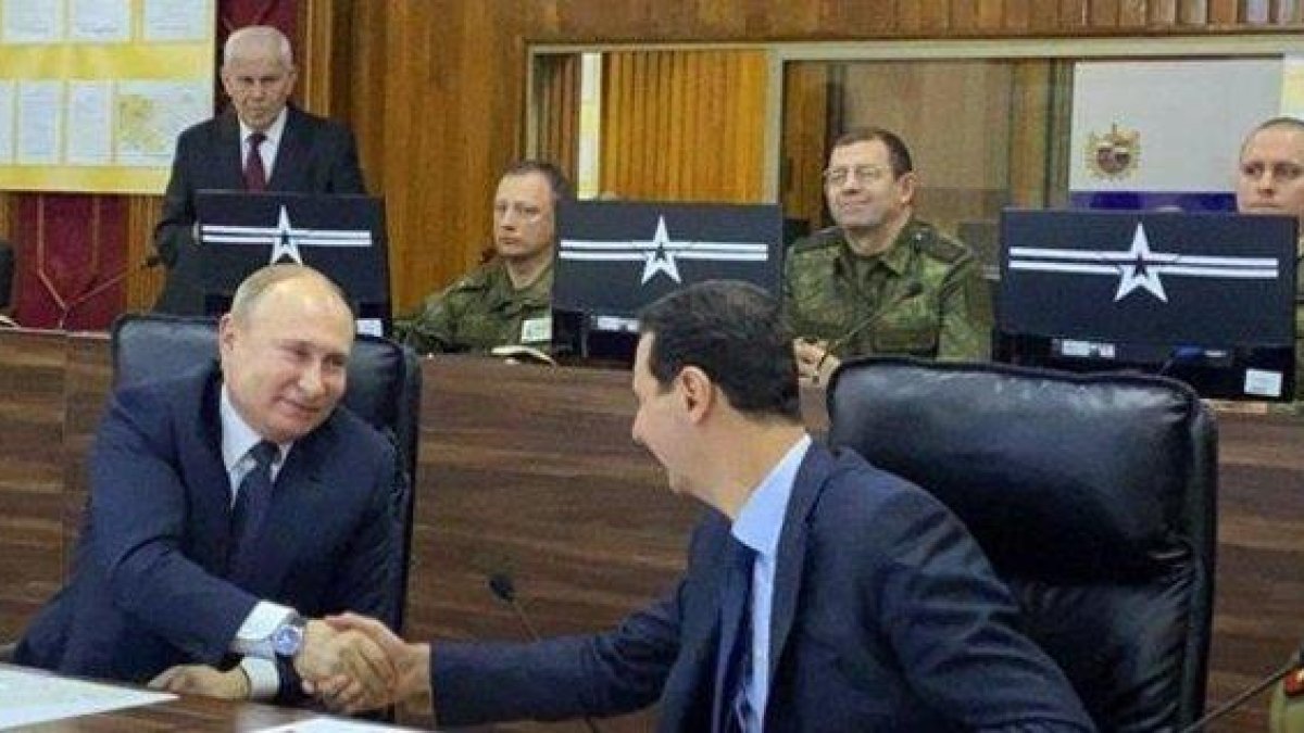 Vladímir Putin da la mano a Bashar el Asad durante su visita a Damasco.-PRESIDENCIA SIRIA