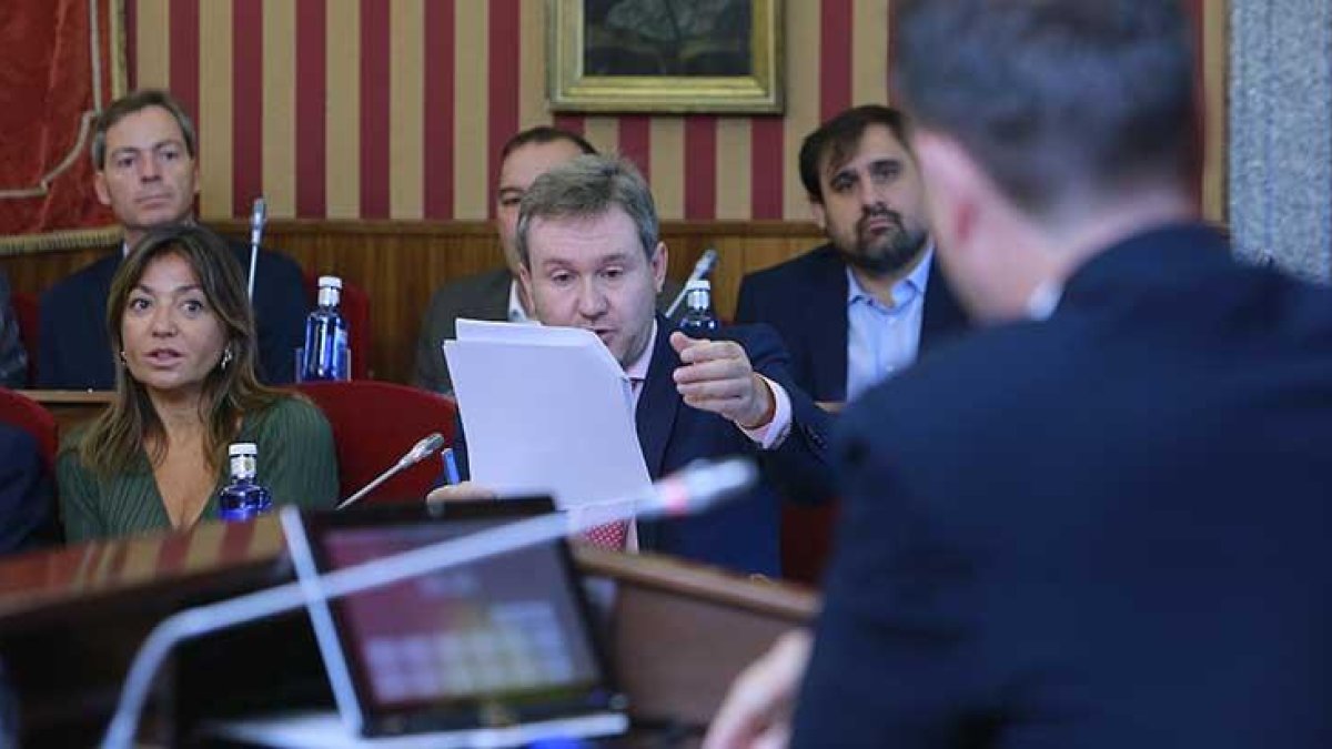 Lacalle, leyendo ayer el acta del pleno del año pasado con las declaraciones que recriminó a De la Rosa.-RAÚL OCHOA