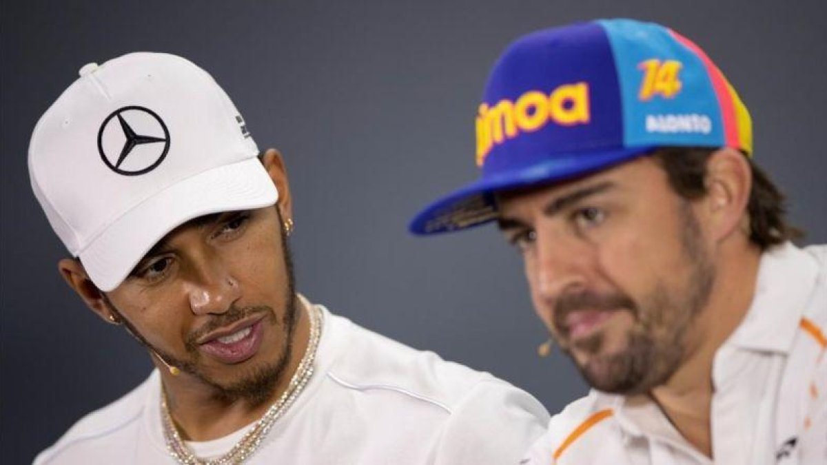 Lewis Hamilton (Mercedes) mira a Fernando Alonso, en su última conferencia en la F-1.-EFE / VALDRIN XHEMAJ