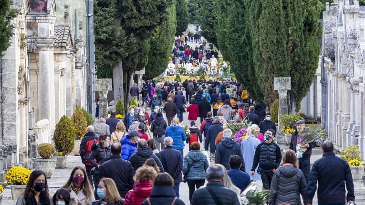 La avenida principal del cementerio de Burgos repleta de personas mientras el arzobispo celebraba la misa del día de Todos los Santos. SANTI OTERO