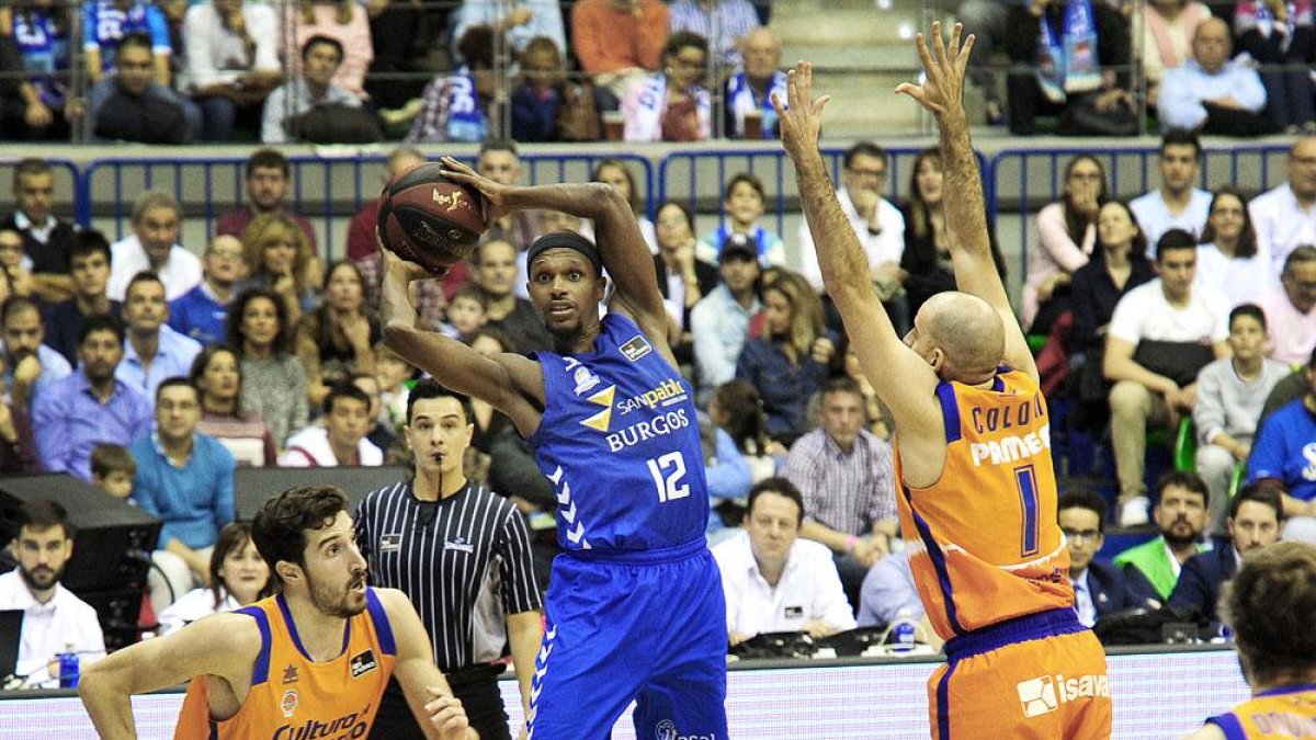 McFadden busca línea de pase en el partido frente al Valencia. ISRAEL L. MURILLO
