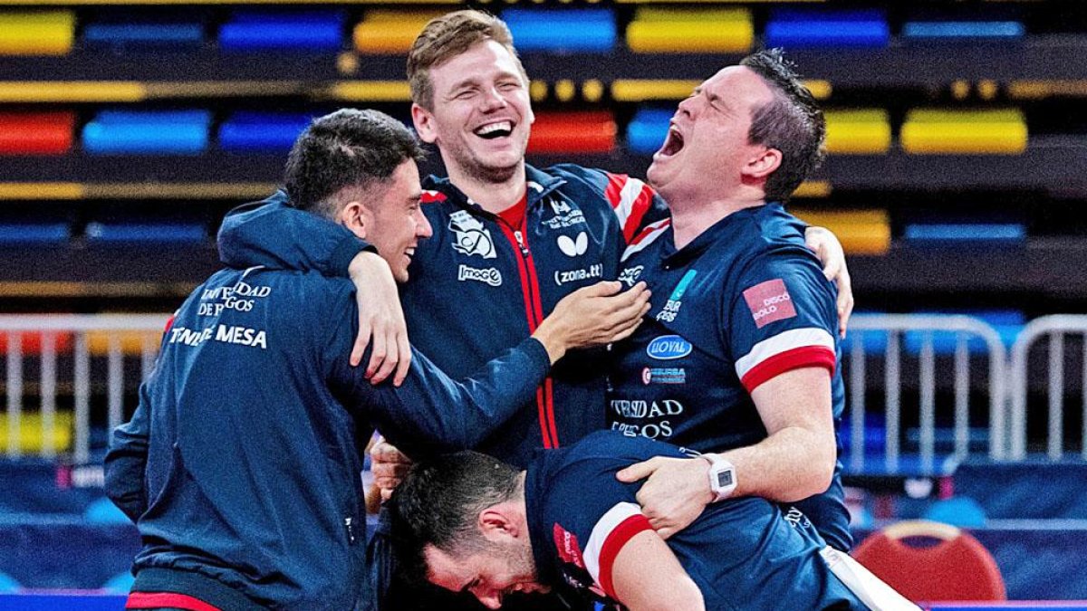 Caballero, Cazacu, Ausín y el técnico, Fran Berzosa, celebran el triunfo logrado ante el Cajasur en semis.-BURGOS TM