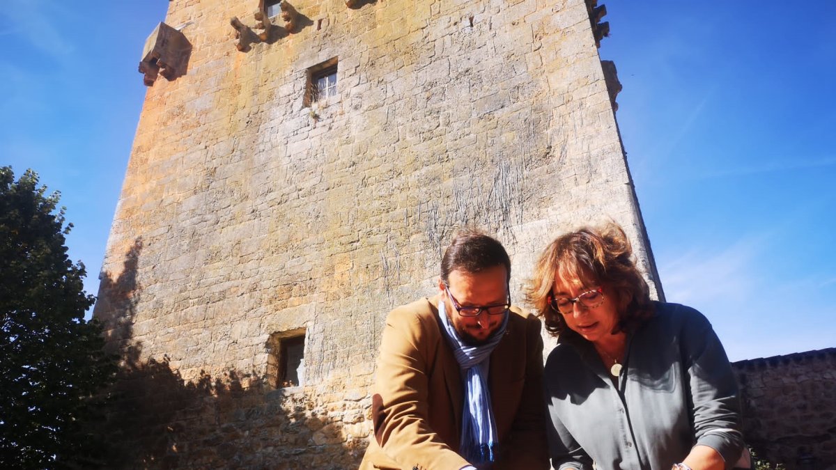 La diputada Raquel Contreras sella su Salvoconducto, con Millán Bermejo, dueño del Torreón Fernán González y uno de  los puntos de sellado. ECB