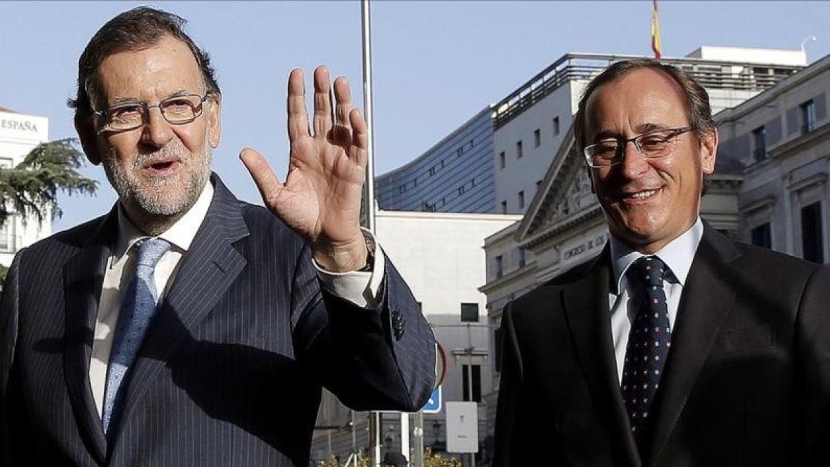 El presidente del Gobierno en funciones, Mariano Rajoy, y el candidato a lehendakari del PP, Alfonso Alonso, este miércoles en Madrid.-JOSE LUIS ROCA