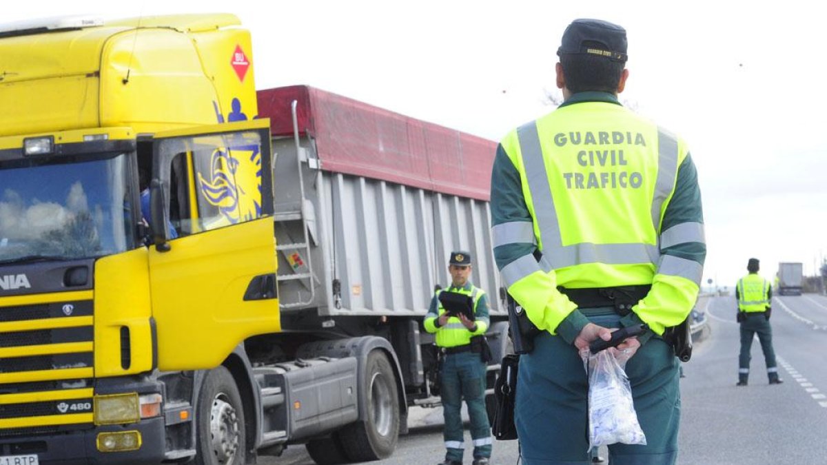 Imagen de un control de la Guardia Civil en la N-I.-ISRAEL L. MURILLO