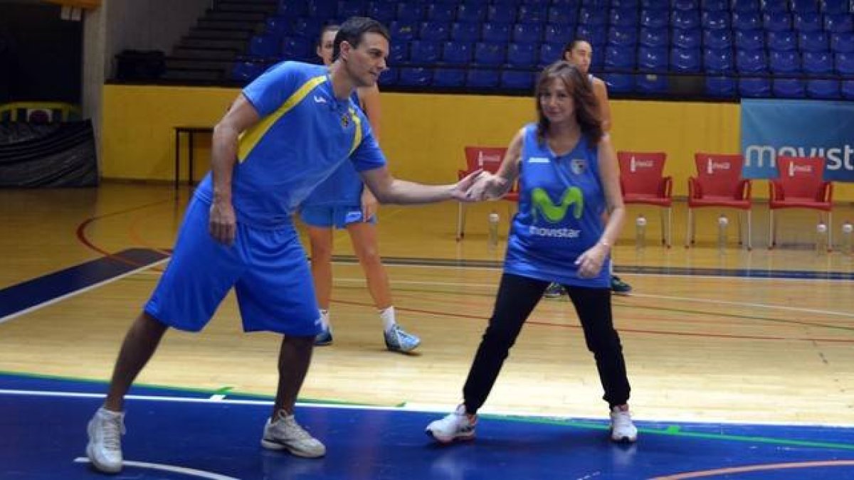 Pedro Sánchez y Ana Rosa Quintana, durante el partidillo de baloncesto.-Foto: MEDIASET