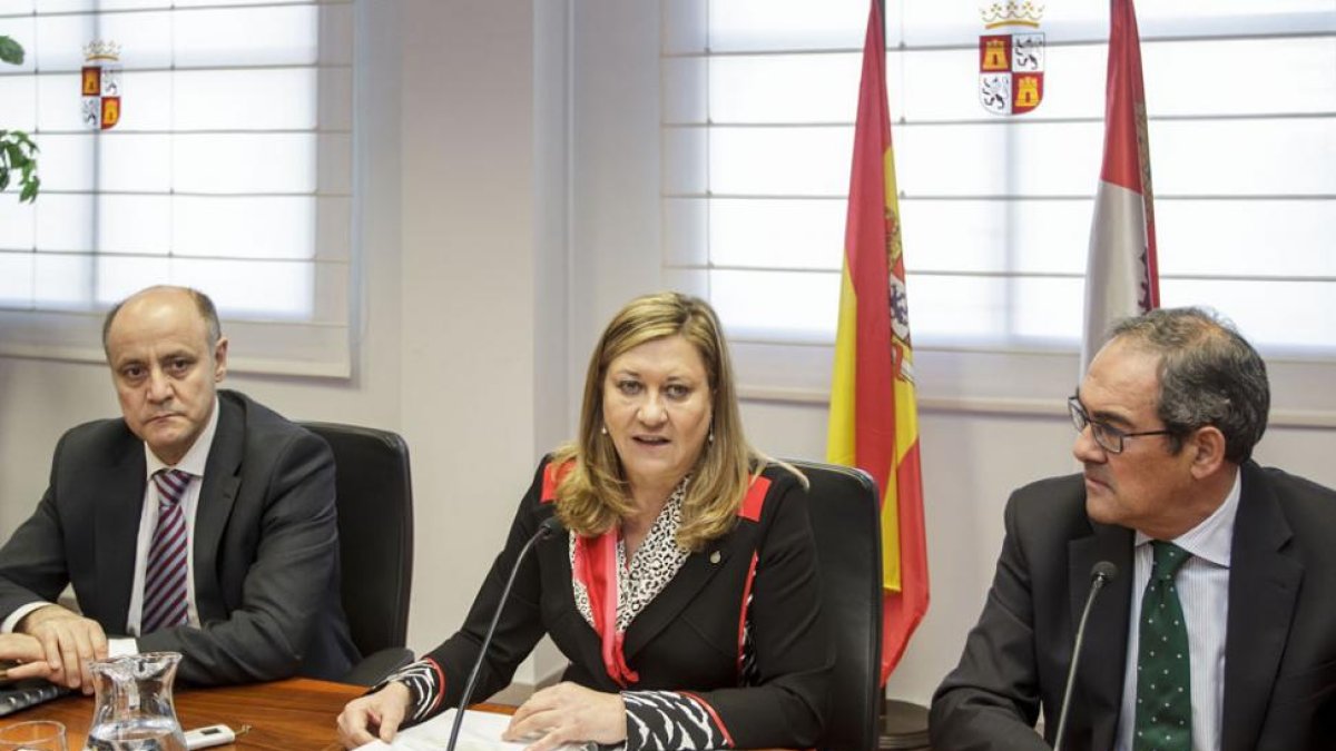 En el centro, la consejera Pilar del Olmo, junto al delegado de le Junta, Baudilio Fernández, a la derecha.-SANTI OTERO
