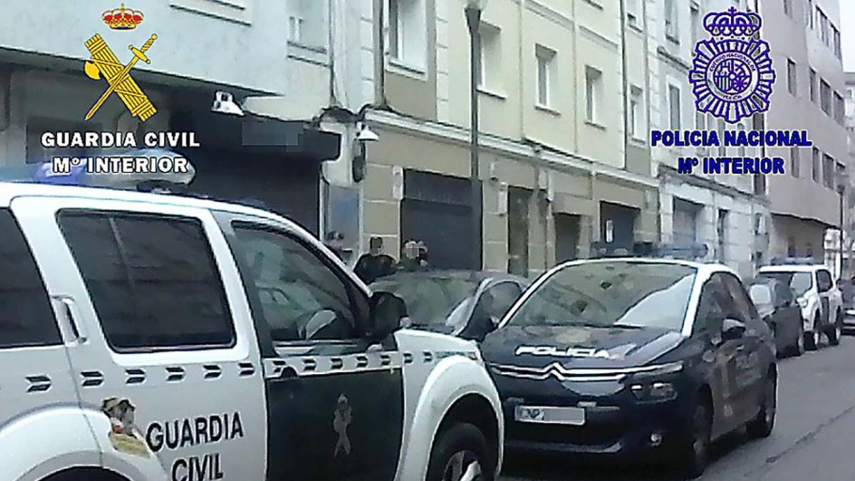 La Guardia Civil y la Policía, en uno de los registros realizados.-ECB