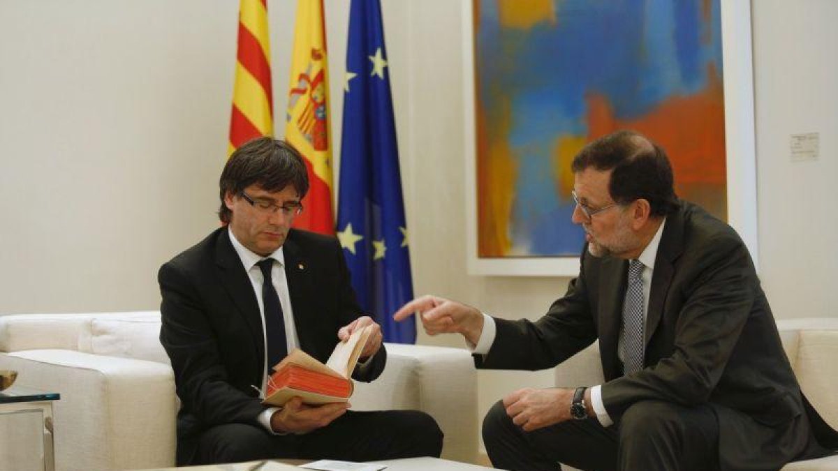 Puigdemont y Rajoy, en la Moncloa, en abril del 2016.-DAVID CASTRO