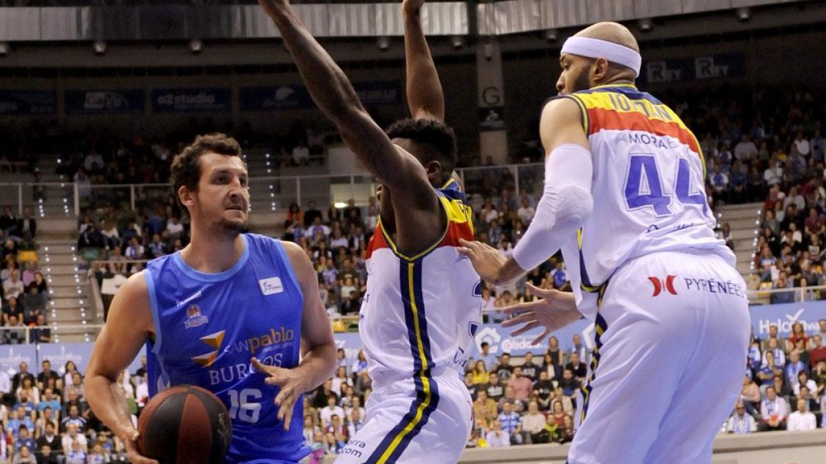 Paul Zipser entra a canasta en el choque ante Andorra.-ACB PHOTO / M. GONZÁLEZ